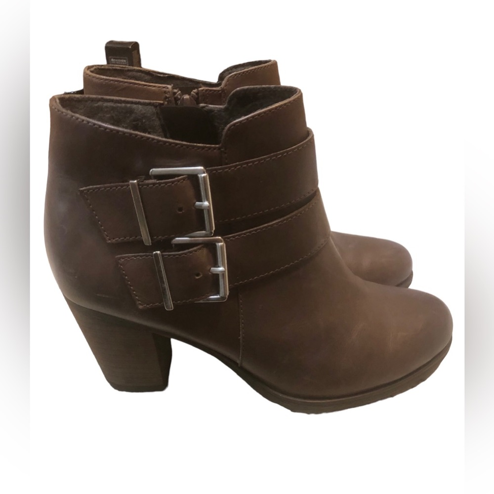 Clarks Leather Booties with Zipper and Buckle Detail. Brown  7.5 M 2.5” heel EUC